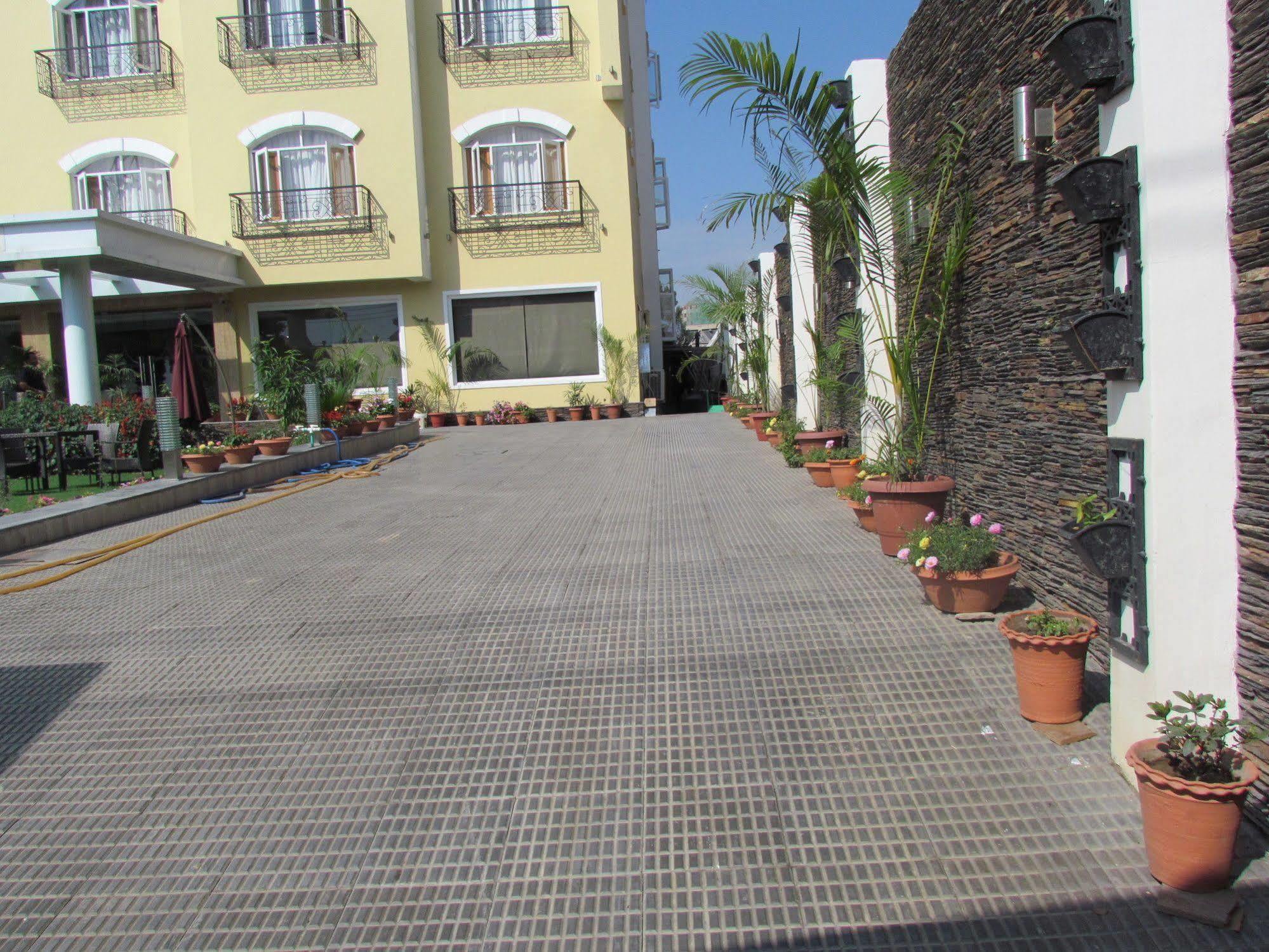 Hotel Pine Spring Wazir Bagh Srīnagar Exterior foto